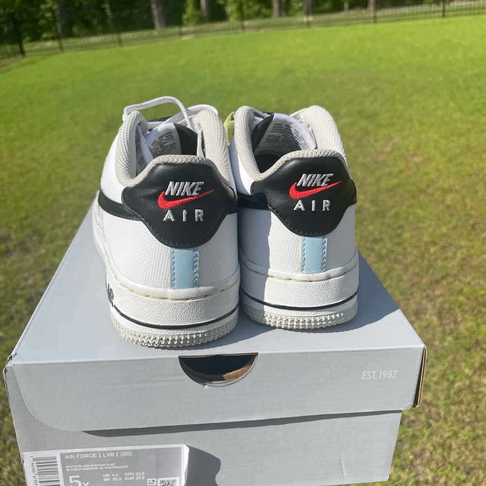 Air Forces - Picture 2 of 3